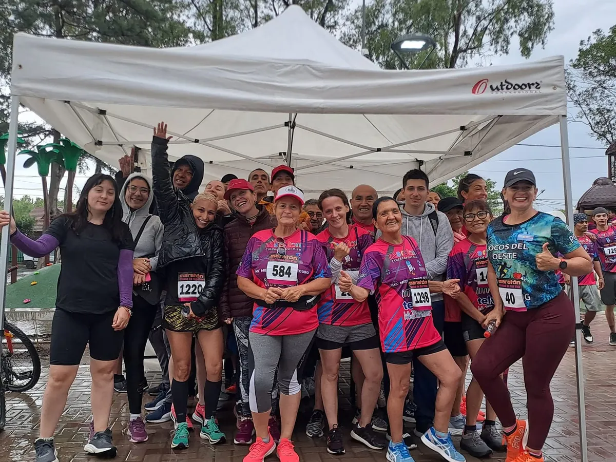 Grupo de corredores con las remeras del Maratón Ciudad de Del Viso antes de la largada